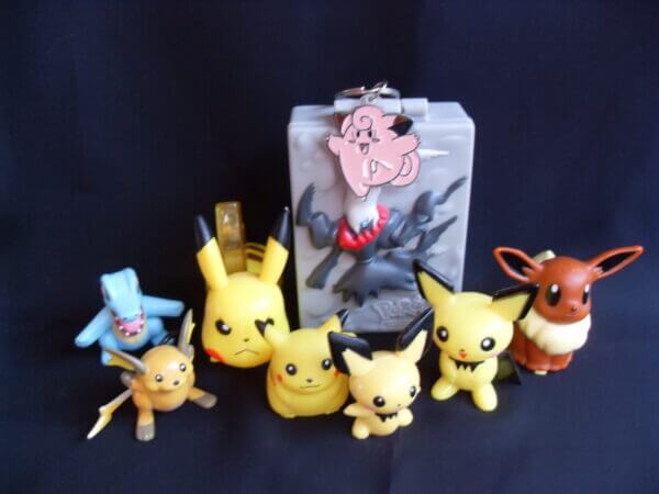 Mixed lot of plastic Pokemon figurines.