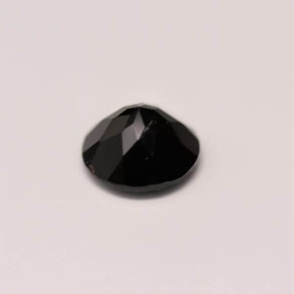 Black Spinel, 8mm round cut, side view.