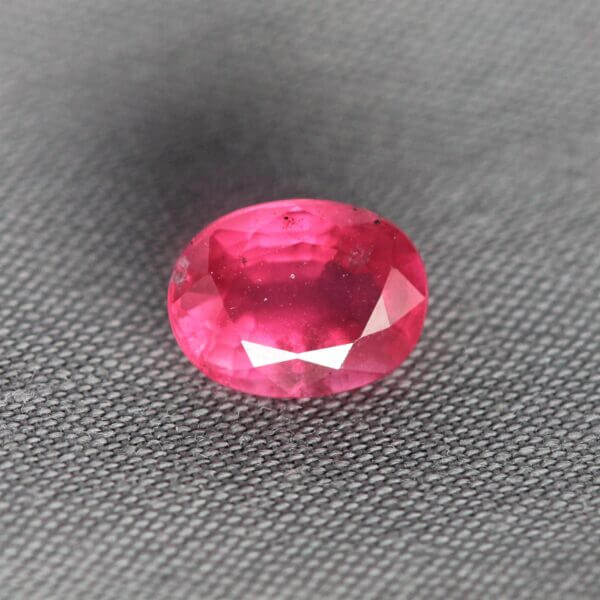 Mahenge Spinel, 7x5mm oval cut, front view.