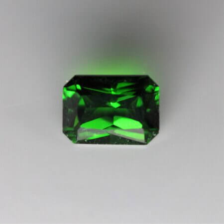 Chrome Diopside, 7x5mm octagon cut, front view.