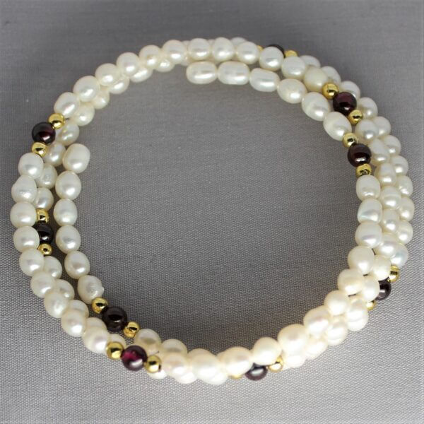 Freshwater Pearl and Garnet bracelet, front view.